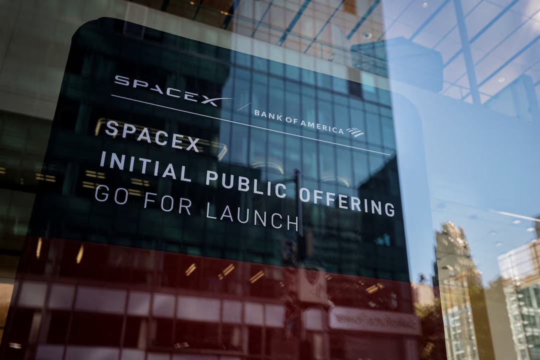 SpaceX tells banks it won't move its $135-a-share IPO price
